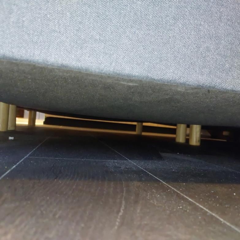 Onder een hotelbed, gefotografeerd door de housekeeper
